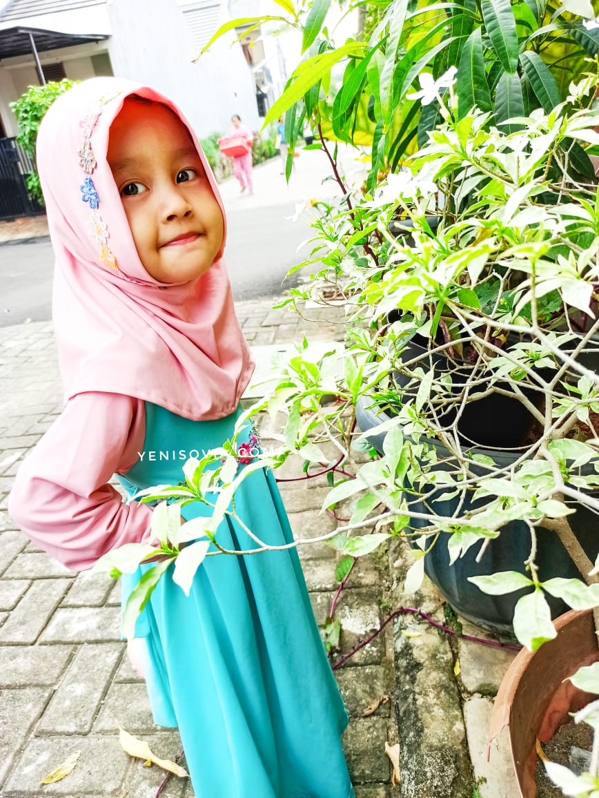 Begini Lho Cara Menyenangkan Mengajarkan Anak Menutup Aurat membiasakan anak menutup aurat