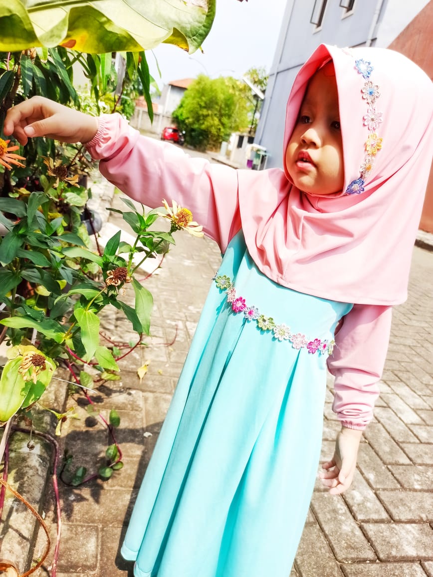 Begini Lho Cara Menyenangkan Mengajarkan Anak Menutup Aurat baju gamis anak perempuan terbaru
